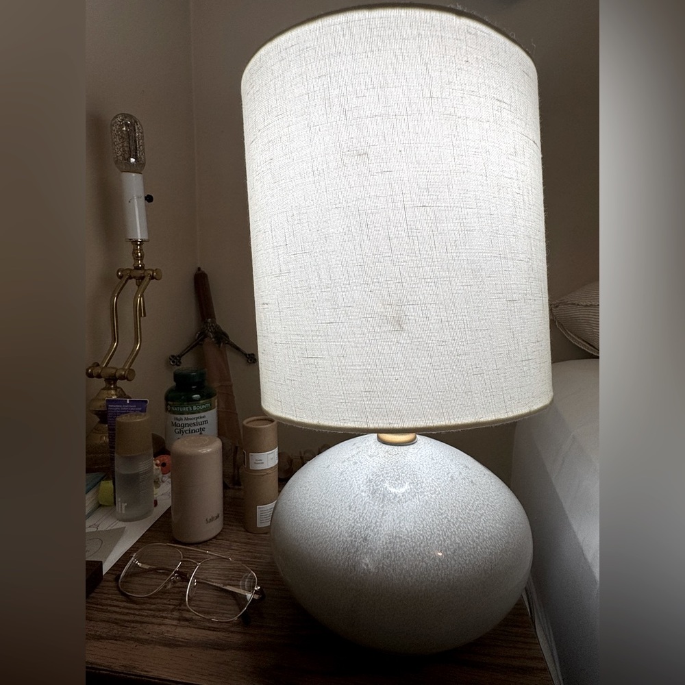 Modern Ceramic Table Lamp with Linen Shade – Neutral Gray/White